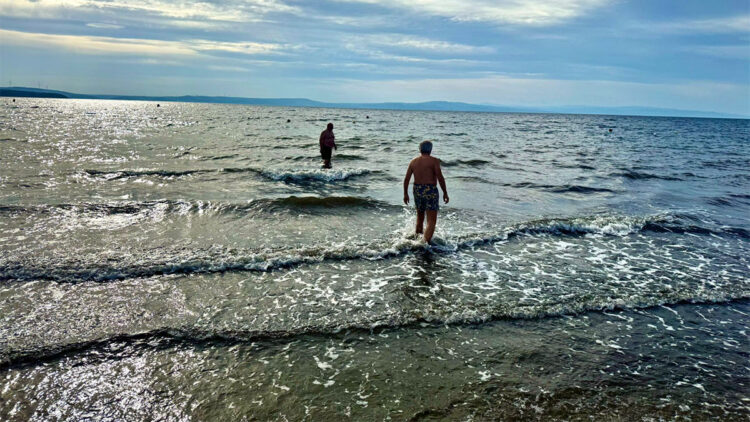 Erdek'te sıcak havayı fırsat bilenler denize girdi