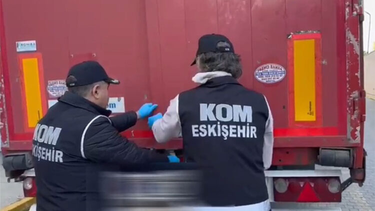 7 milyon 500 bin liralık kaçak tütün ile boş makaron TIR'da ele geçirildi