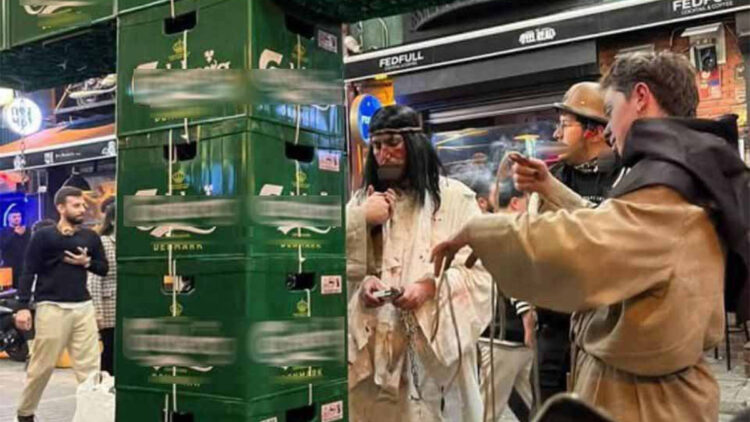 Haç işareti yapıp sokaklarda gezen 3 kişi gözaltına alındı