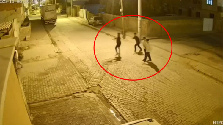 Bir grup çocuk evi taşlayıp pencere camlarını kırdı