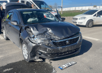 Edirne'de iki otomobil kavşakta çarpıştı: 8 yaralı