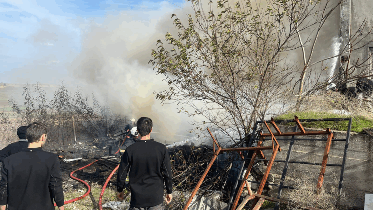 Edirne'de mobilya mağazasının deposunda yangın