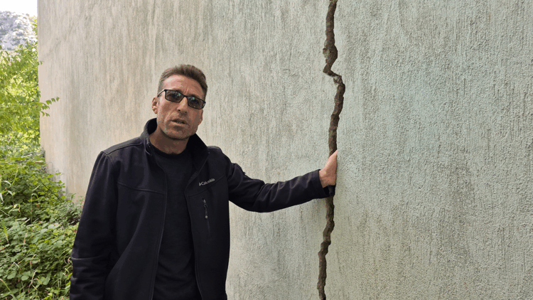 Eğirdir'de bahçelerde obruk ve yarıklar, evlerin duvarlarında çatlaklar oluştu