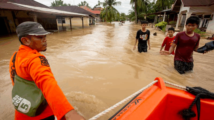 Endonezya'da sel ve toprak kayması nedeniyle 23 kişi öldü