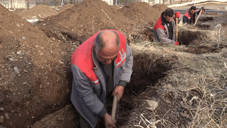 Erzurum'da dondurucu soğuklar öncesi '500 kışlık mezar' kazıldı