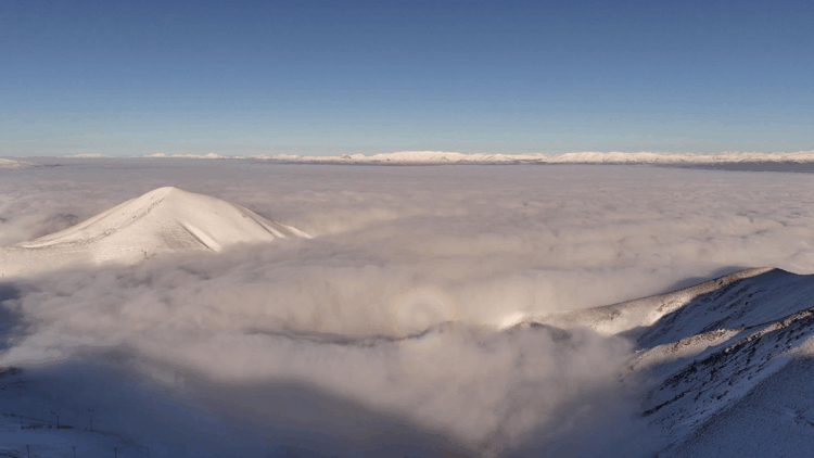 Erzurum'da sağanak dindi, şehir bulut denizine gömüldü