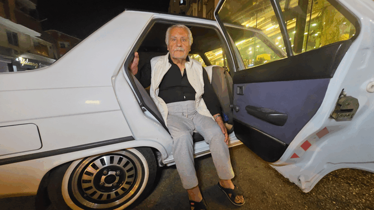 Eşini kaybettikten sonra 5 yıldır otomobilde yaşıyor