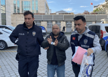 Eşinin başına ütüyle vurup, çocuklarını darbetti