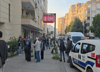 Eski eşini göğsünden bıçakladı, polisi arayıp teslim oldu