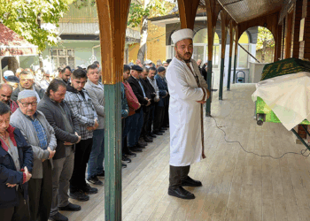 Evde boğazı kesilmiş halde bulunan 2 engelli çocuk annesi, toprağa verildi