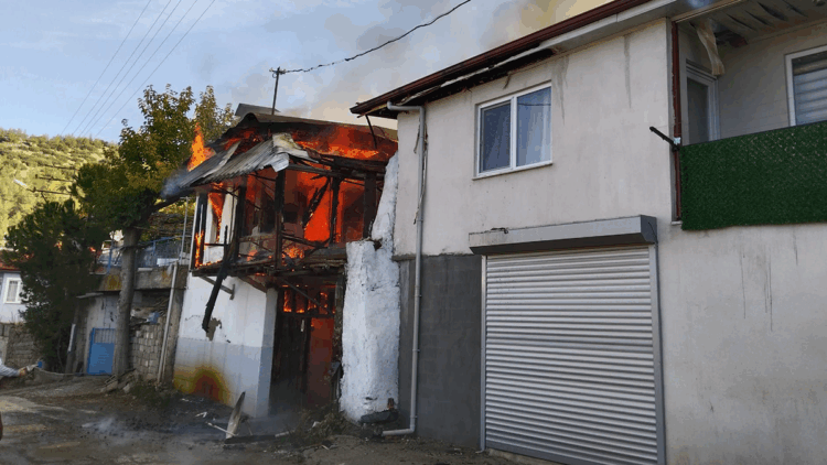 Evli çift, evde çıkan yangında öldü