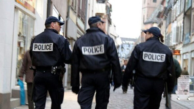 Fransa'da araç kalabalığın arasına girdi