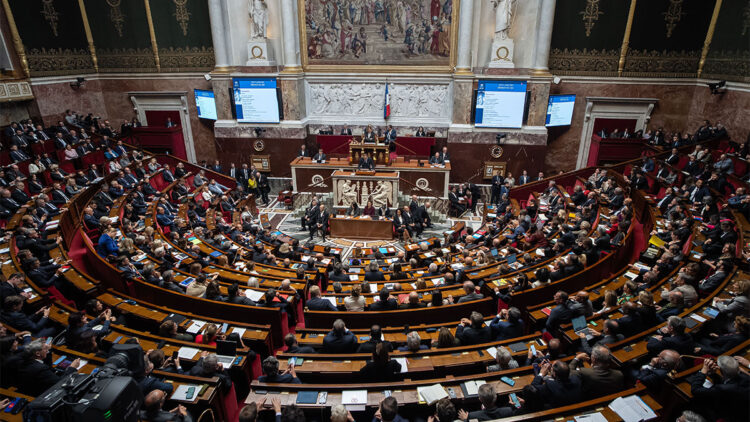 Fransa'da emeklilik yaşını 64’e çıkaran reform askıya alındı