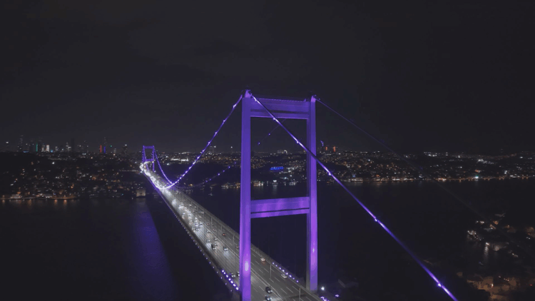 FSM Köprüsü 'Dünya Prematüre Günü' kapsamında mor ışıklarla aydınlatıldı