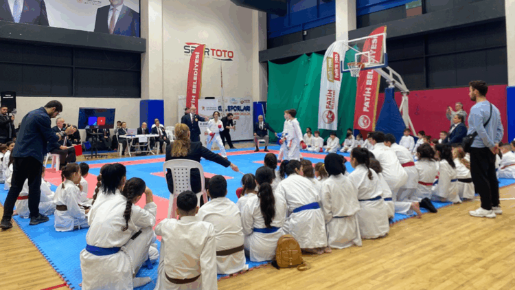 Fatih'te Okullararası Suriçi Kupası başladı