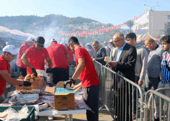 Festivalde ekmek arası hamsi kuyruğu