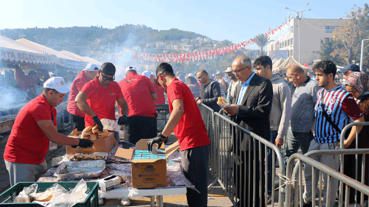 Festivalde ekmek arası hamsi kuyruğu