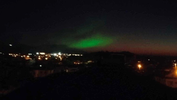 Fethiye’de gökyüzündeki mor ve yeşil ışık dikkat çekti