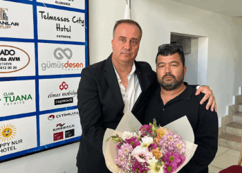 Fethiyespor'da Selahaddin Dinçel'e çiçekli veda