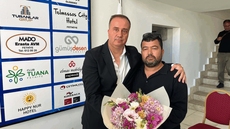 Fethiyespor'da Selahaddin Dinçel'e çiçekli veda