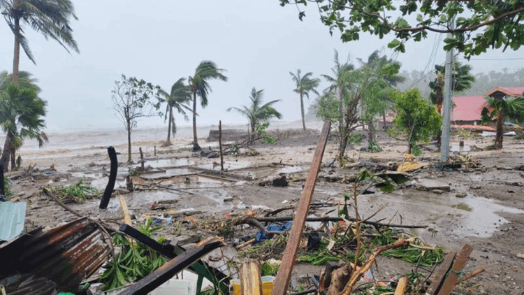 Filipinler'de Fung-wong Tayfunu nedeniyle 2 kişi hayatını kaybetti