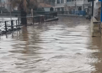 Foça'da sağanak yağış hayatı felç etti