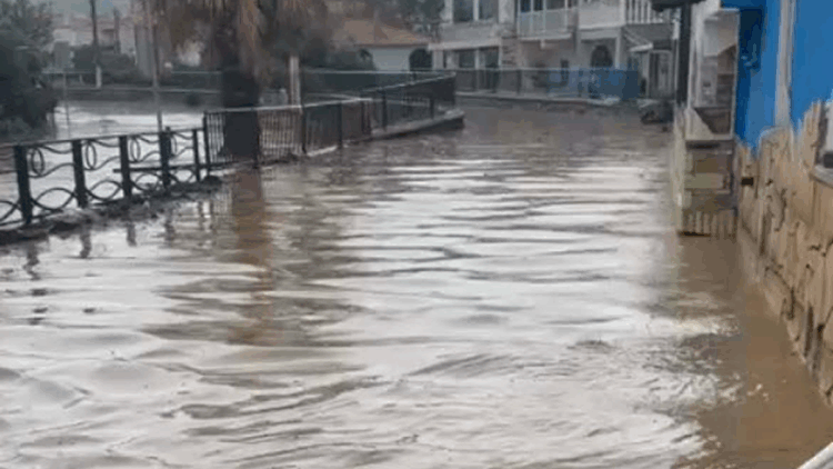 Foça'da sağanak yağış hayatı felç etti