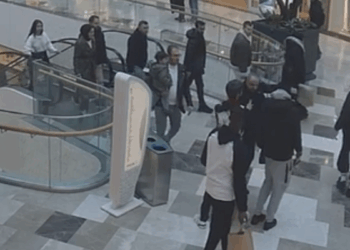 Futbolcu Papy Djilobodji'ye AVM'de silah çekip şemsiye fırlattı!