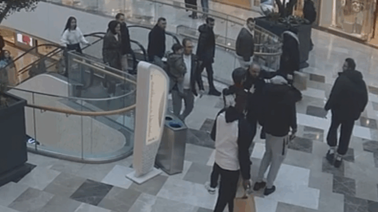 Futbolcu Papy Djilobodji'ye AVM'de silah çekip şemsiye fırlattı!