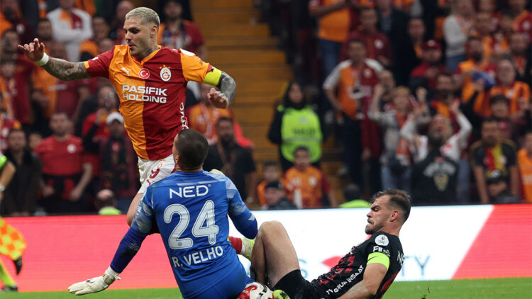 Ben üç puan kaybettik diye üzülüyorum