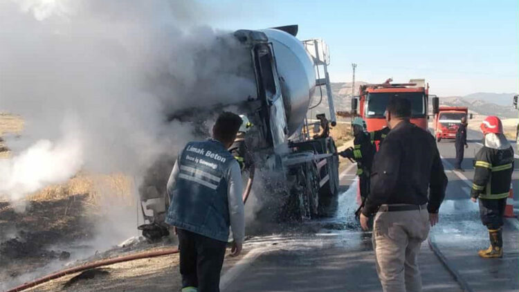 Gaziantep'te seyir halindeki beton mikseri yandı