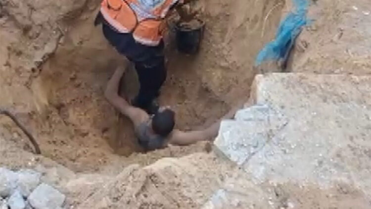 Gazze'de su kuyusu kazarken toprak altında kaldı