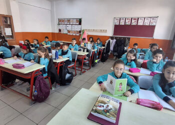 Hikaye kitabı yazan öğrenciler imza günü düzenledi