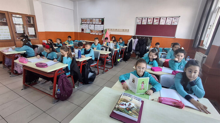 Hikaye kitabı yazan öğrenciler imza günü düzenledi