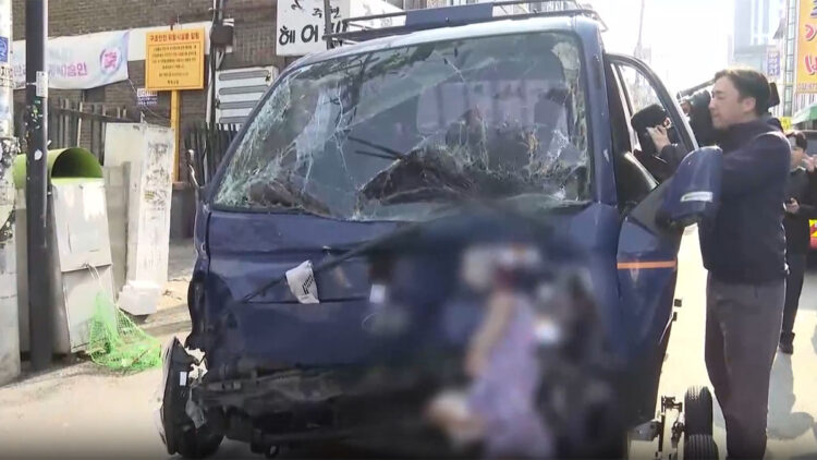 Güney Kore'de minibüs yayalara çarptı