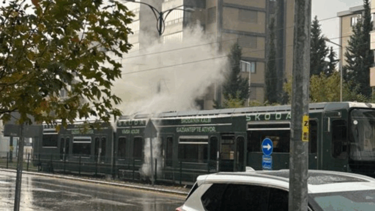 Gaziantep'te seyir halindeki tramvaya yıldırım düştü