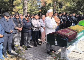 Gıda zehirlenmesi şüphesiyle ölen anne ile 2 çocuğu toprağa verildi