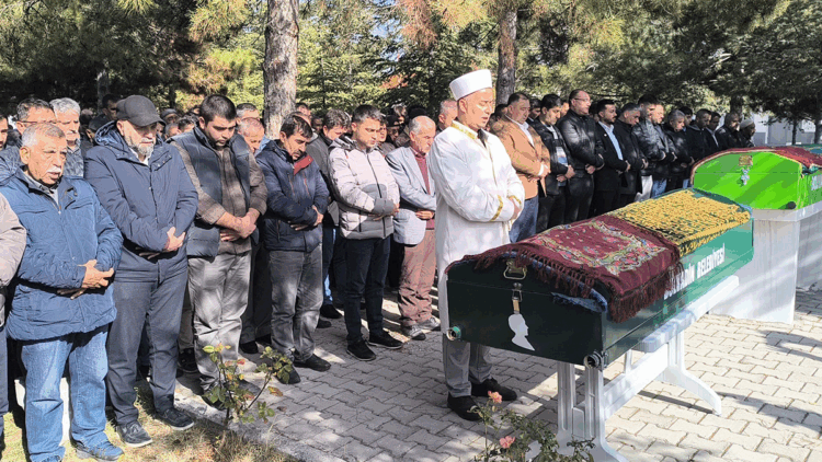 Gıda zehirlenmesi şüphesiyle ölen anne ile 2 çocuğu toprağa verildi