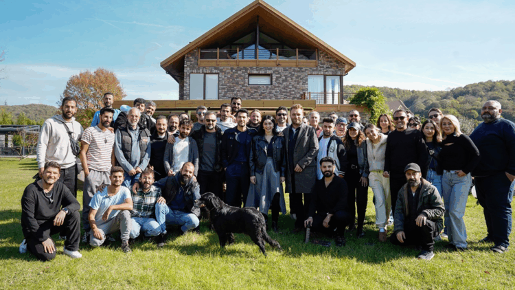 Güller ve Günahlar setinden neşeli kare