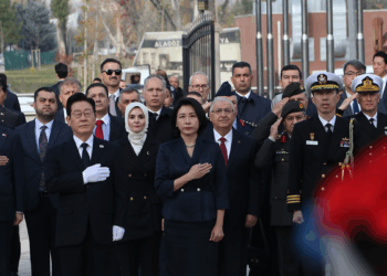 Güney Kore Cumhurbaşkanı, 'Kore'de Savaşan Türkler Anıtı'nı ziyaret etti