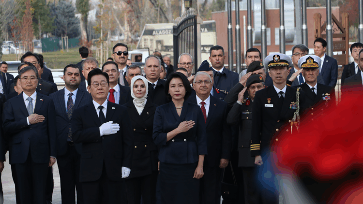 Güney Kore Cumhurbaşkanı, 'Kore'de Savaşan Türkler Anıtı'nı ziyaret etti