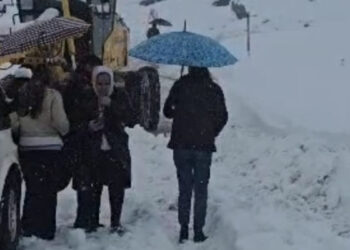 Kar ve tipide mahsur kalan 20 kişi kurtarıldı