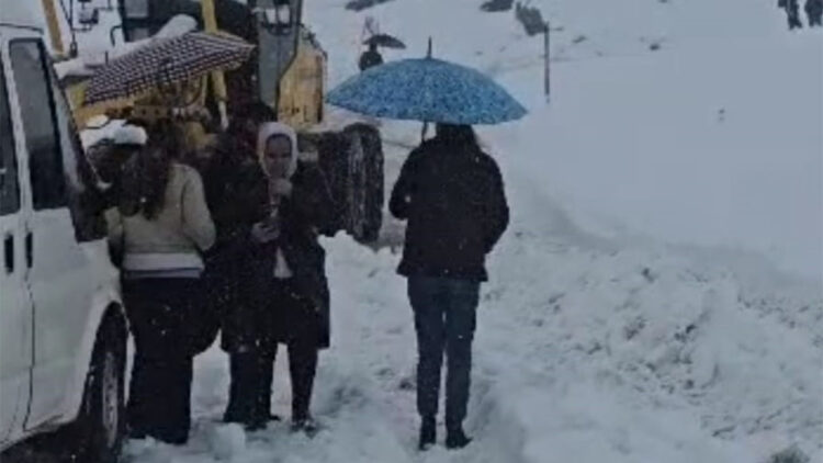 Kar ve tipide mahsur kalan 20 kişi kurtarıldı