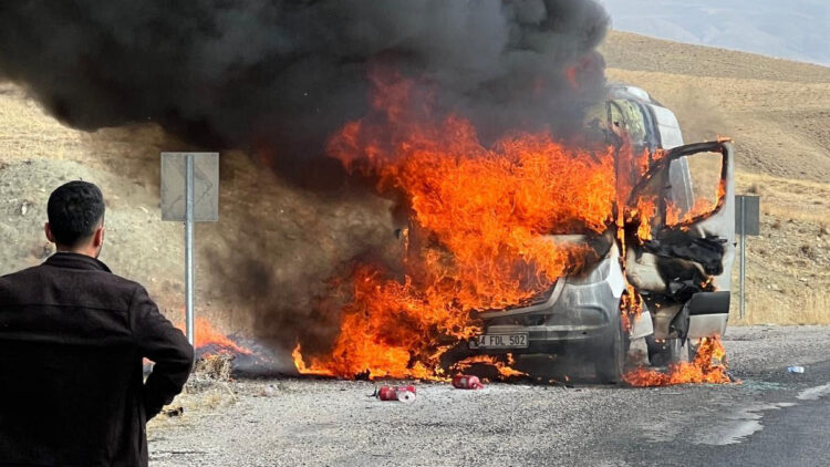 Hareket halindeyken alev alan yolcu minibüsü kül oldu