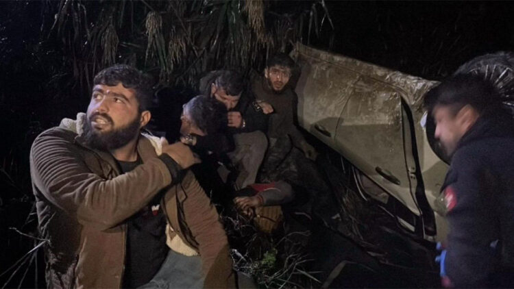 Hatay'da polisten kaçarken kazaya yapan otomobilde 9 kaçak göçmen yakalandı