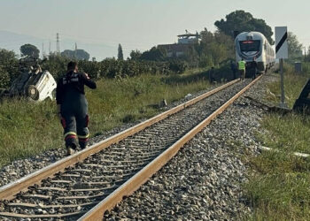 Hemzemin geçitte yolcu treni çarpan kamyonetin sürücüsü yaralandı