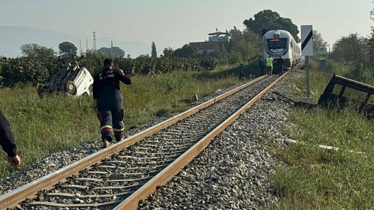 Hemzemin geçitte yolcu treni çarpan kamyonetin sürücüsü yaralandı