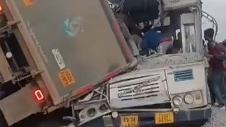 Hindistan'da otobüs ile kamyon çarpıştı; 20 ölü