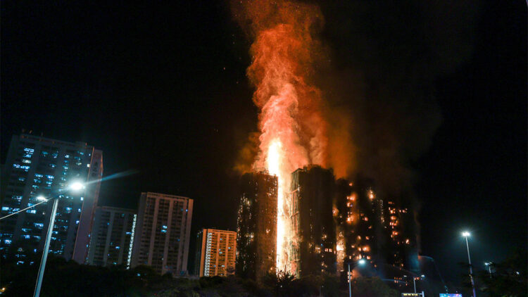 Hong Kong'daki gökdelen faciasında 44 kişi öldü, 279 kişi kayıp