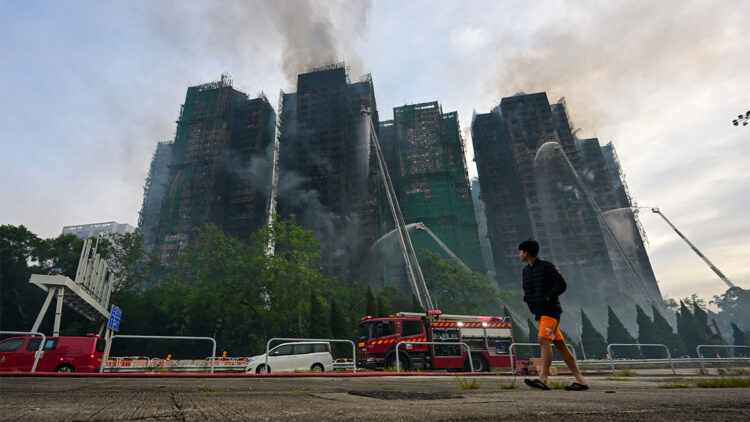 Hong Kong'daki gökdelen yangınında bilanço ağır!
